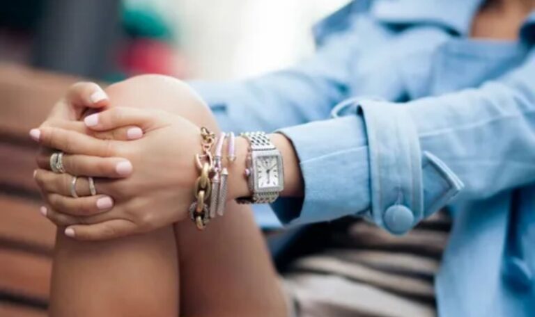How to Wear a Tennis Bracelet With a Watch?